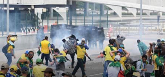 Brazilian authorities must investigate all attacks on journalists covering the January 8 riots