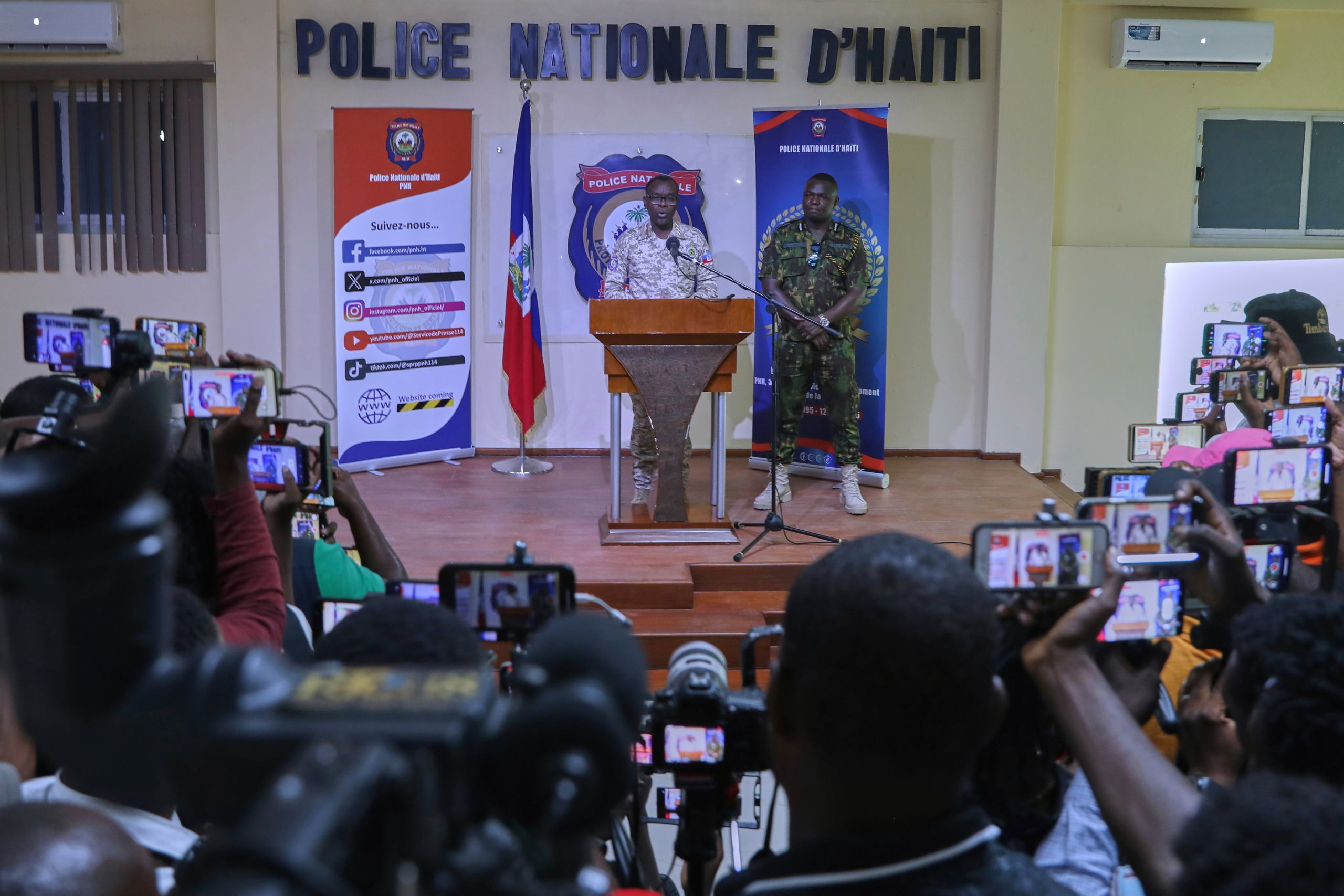 Haiti Police Reclaim Téléco Hub