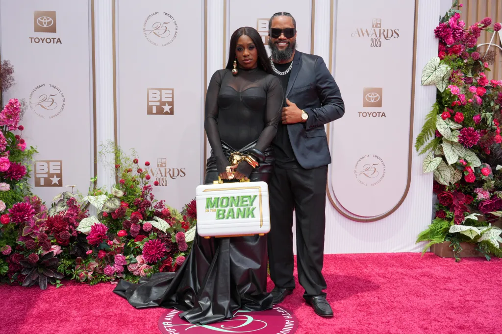 Naomi Announces Pregnancy